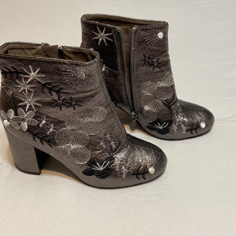 GC Jillian Silver Embroidered Boot 6